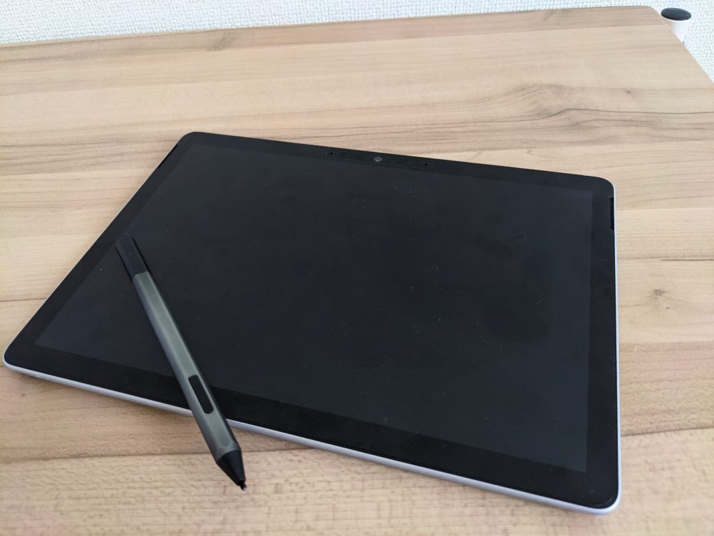 タブレット（Surface Go2）とSurfaceペンの写真