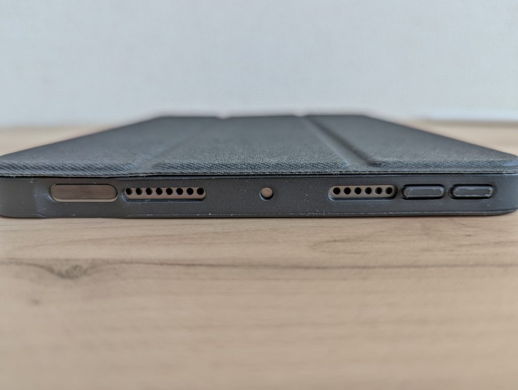 ケースを装着したiPad min 6の側面